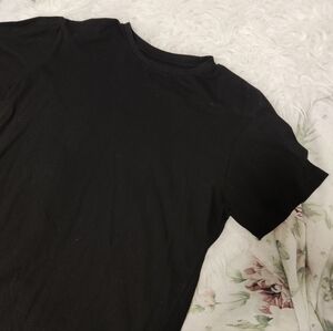 Black crew neck tshirt